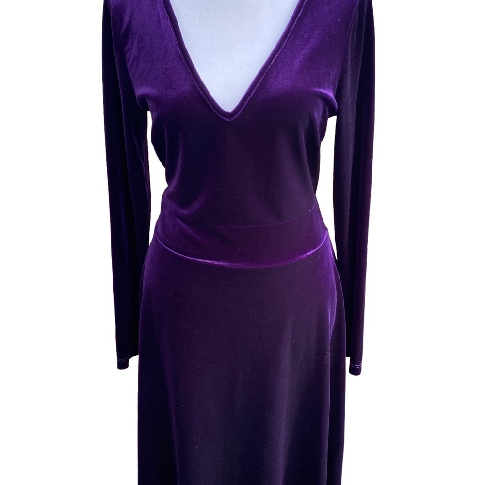Signature collection Avon purple velour v neck dress size medium.